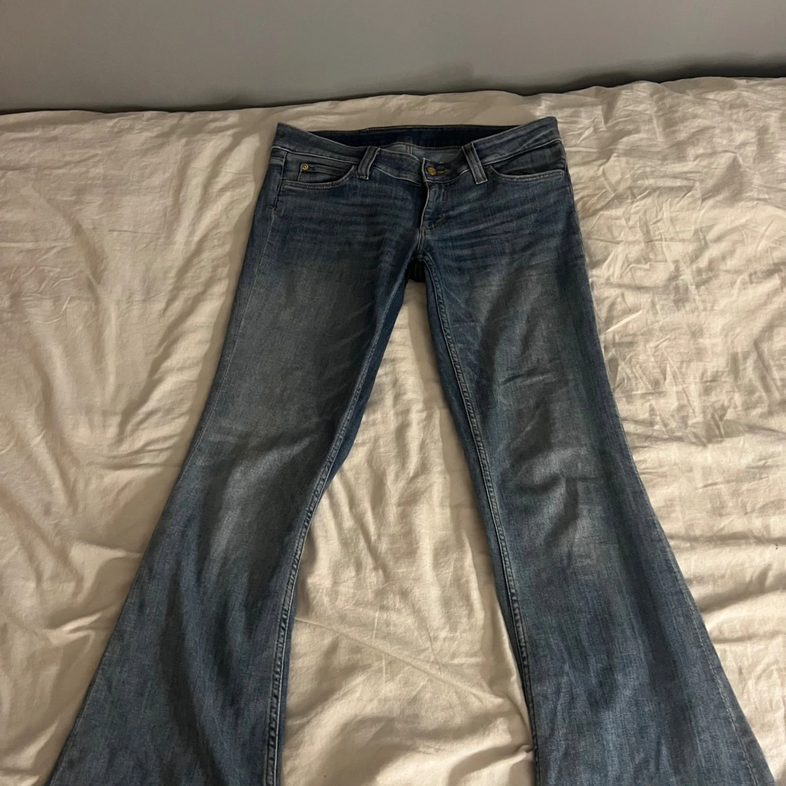 Blå bootcut jeans från Cheap Monday - 3