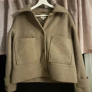 Beige kappa från Kappahl - beige kappa från Kappahl i storlek S.