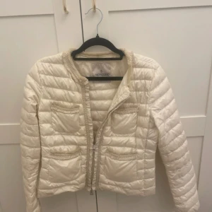  quiltad pufferjacka Moncler - Skitsnygg moncler jacka som tyvärr inte kommer tills använding. Äkthetsbevis finns om så önskas, kan gå ner i pris vid snabb affär💕