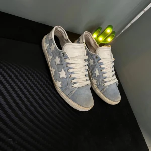 Saint Laurent skor ( väldigt sällsynta!) STEAL - Säljer nu ett par riktigt snygga saint Laurent skor, som är väldigt sällsynta och går iprincip ej att få tag på då dom slutades säljas år 2018, skulle säga att skorna är i bra skick även om dom har varit med ett par år, men man bedömer skicket själv efter bilder, inget og medföljer, skriv vid minsta fundering, perfekta skorna till sommaren till dig som vill ha dom fetaste skorna🌟storlek 41 sitter som 42-43💫 kan byta mot flycrews! Eller några andra feta skor