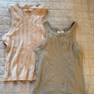 Toppar - Säljer två ribbade toppar, från gina och kappahl 