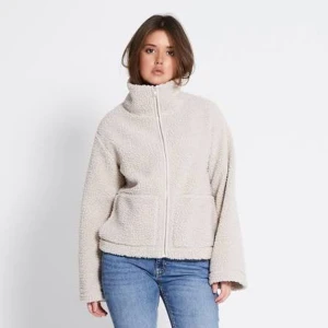 Beige teddyjacka  - Säljer en beige teddyjacka med hög krage och hel dragkedja framtill. Superfin men kommer inte längre till användning🥰 skriv för egna bilder💕