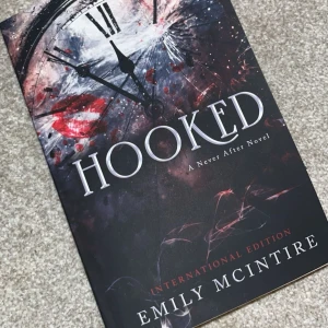 Hooked av Emily Mcintire - En mörk och spännande retelling där hämnd möter passion. Följ Wendy och James i en intensiv och farlig kärlekshistoria, inspirerad av klassiska sagor men med en modern twist. Perfekt för dig som gillar romantik med en edge och oväntade vändningar.