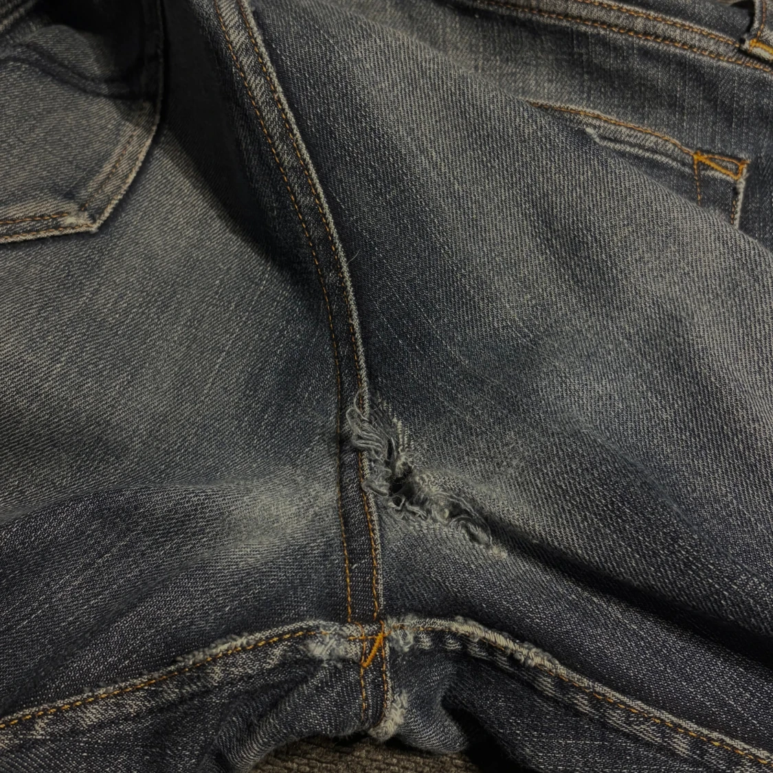 Blå jeans med slitningar - 2