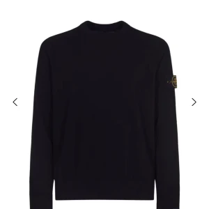 Svart tröja från Stone Island - Svart långärmad tröja från Stone Island med klassisk rund hals och ikonisk logopatch på vänster ärm. Tröjqn är nästan helt ny och så fin,storlek xs junior 