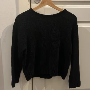 Svart sammetströja från KappAhl - En svart fint stickad tröja som är skön och väldigt töjbar. Ganska gammal men forfarande mysig och fin. Perfekt om du älskar gosiga hemma mys tröjor.😁