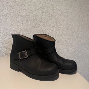 Johnny Bulls - Jättefina Johnny Bulls som är endast använda 2 gånger. Stått i garaget i flera år och nu behöver de komma till användning. Storlek 38, svart. 