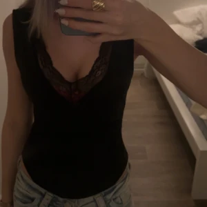 Svart ärmlös body med spets - säljer min nya body från hm i storlek S, oanvänd utan prislapp❤️