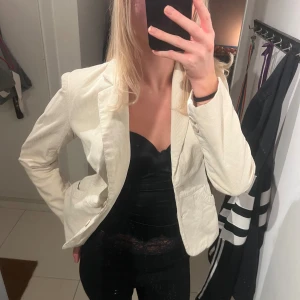 Cremefärjad kavaj - Superfin kavaj ifrån vero Moda, storlek S