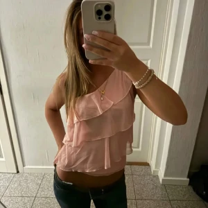 Rosa volang topp - Jätte snygg volang topp från Cubus, lånad bild, Storlek 158-164 och passar xs/s💕