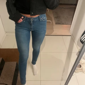 Blå Replay jeans - Säljer ett par blå Replay jeans med skinny fit och hög midja. Jeansen är stretchiga. Storlek 28