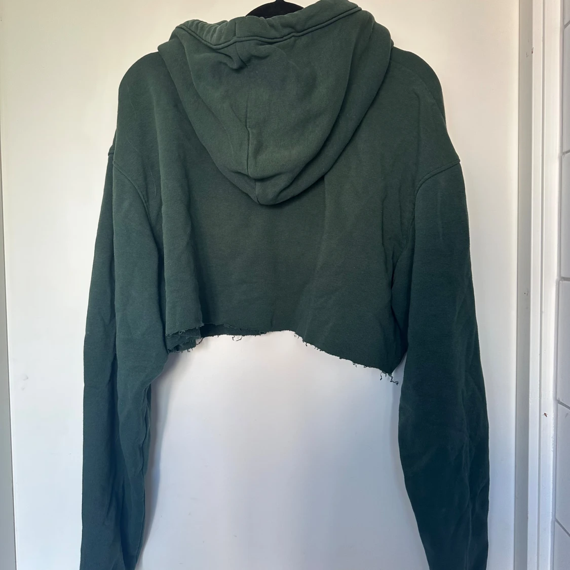 Grön croppad hoodie från Weekday - 3