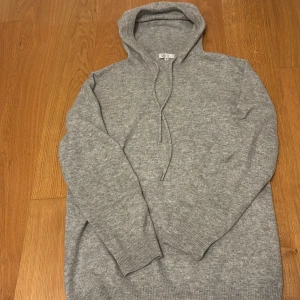 Grå Kashmir hoodie  - Grå Kashmir tröja i storlek M i fint skick