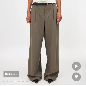 Wide kostymbyxor i beige - Supersnygga kostymbyxor från NA-KD! Dom är helt nya med prislappen kvar💓Säljer då jag inte kan skicka tillbaka dom! Ordinarie pris är 599kr! Pris kan diskuteras🙏🏻