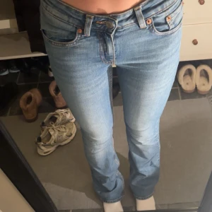 Blå bootcut jeans - Säljer ett par blå Lager 157 jeans med klassisk femficksdesign och snygg bootcut-passform. Jeansen har låg midja och är i storlek xxs full length (Jag är 165 cm). 