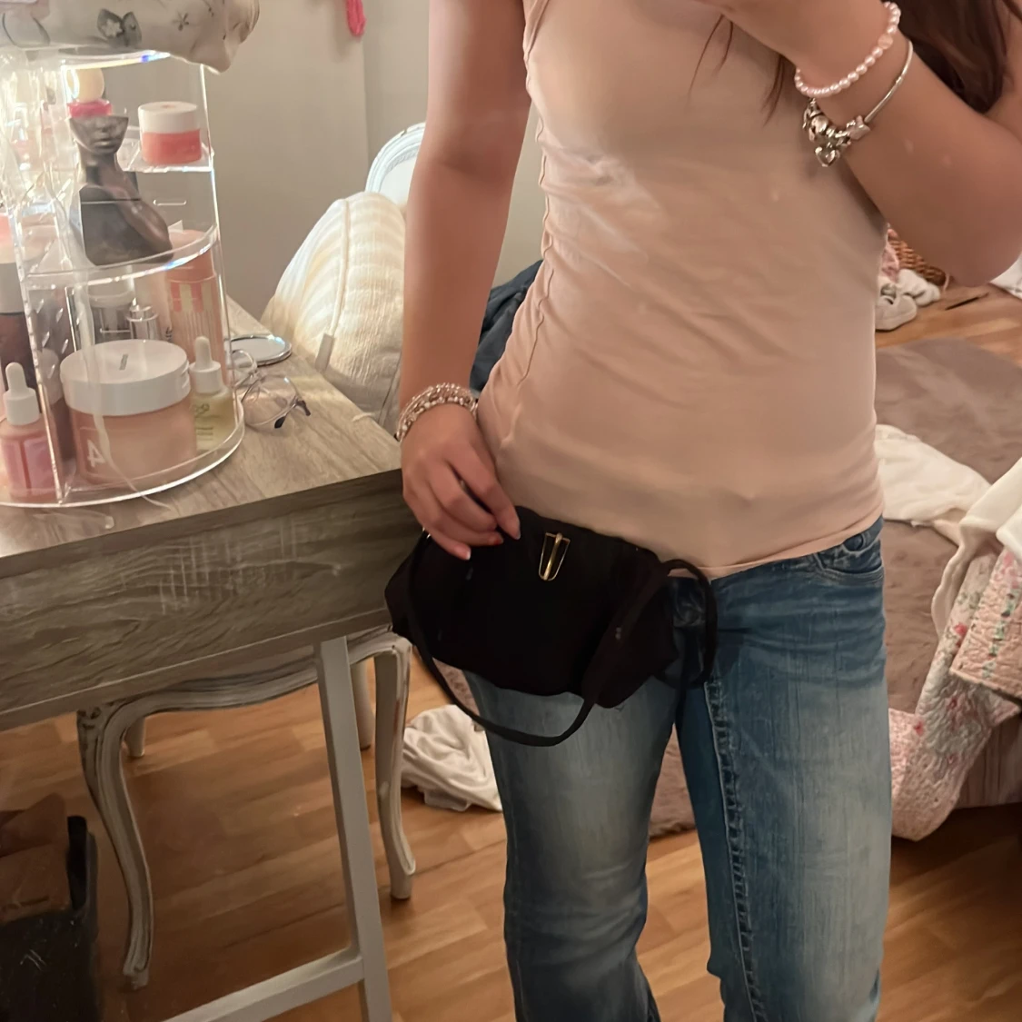 Svart axelväska med gulddetalj - 3