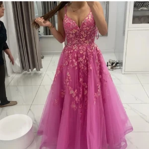 Drömig rosa balklänning  - Fantastisk rosa balklänning som köptes till min bal i 9an. Använd en gång storlek 34. Beställd från usa. Kom privat vid frågor❤️