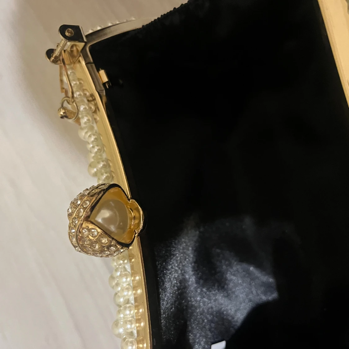 Vit pärlbeströdd kuvertväska med gulddetaljer - 2