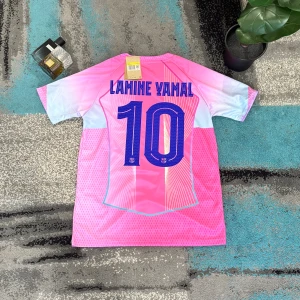 Barcelona Pink Special Player Edition  - Säljer en helt ny Barcelona Pink Specisl tröja som är Player Edition alltså en av de högsta kvalitet.                           Tveka inte att skicka en bud.