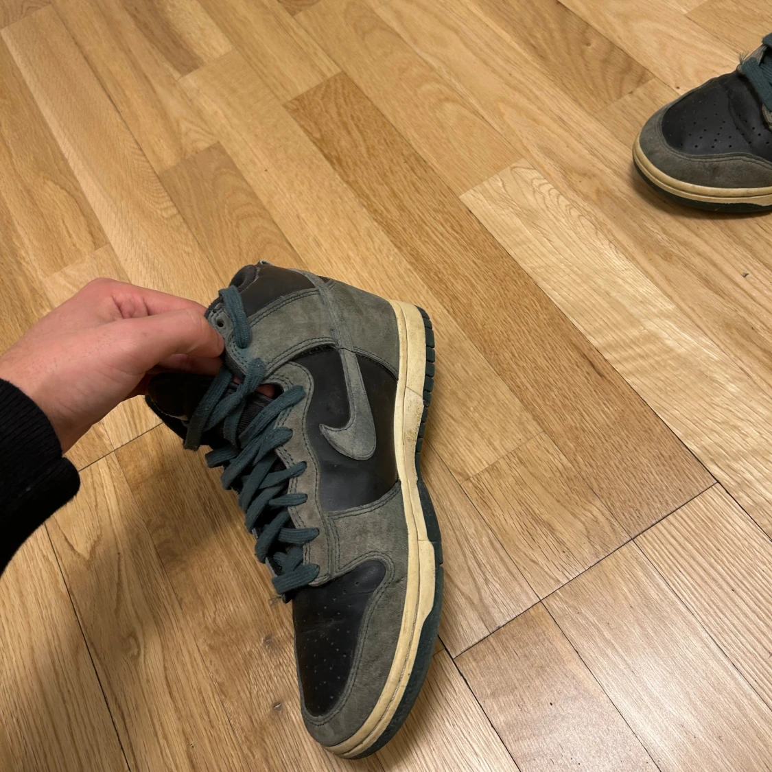 Nike Dunk High i grå och svart mocka - 1