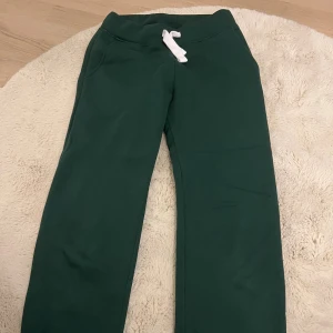 Gröna Russemerch mjukis - Ett par gröna russemerch mjukis byxor, super sköna och snygga. säljer då dom är för korta för mig men dom är i super bra skick! 💚
