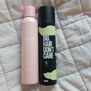 Hårspray från Roze Avenue & Creative Headz - Oöppnade! Två hårsprayer: en ljusrosa från Roze Avenue med flexibel stadga och en svart från Creative Headz för volym. Båda i metallflaska, 250 ml, veganska ingredienser och trendig design. Perfekt för att styla och hålla frisyren på plats.