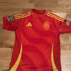 Spanien fotbollströja - En helt ny Spanien tröja med ingen på ryggen. Har em märke samt äktestämpel. Pris går att diskutera
