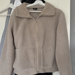 Beige teddyjacka från 157 - Teddyjacka från lager 157 i storlek S. Den har inga skador eller så men lite missfärgning på insidan av kragen men som inte märks tydligt. Köpt för 300. 