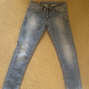 Replay ljusblå skinny jeans herr 32 - Säljer ett par ljusblå slim jeans från dondup i storlek 32. Jeansen har klassisk femficksdesign, snygga slitningar