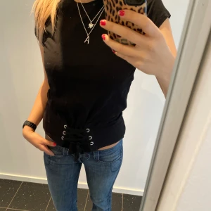 T-shirt med snörning - T-shirt med snörning som en korsett. 