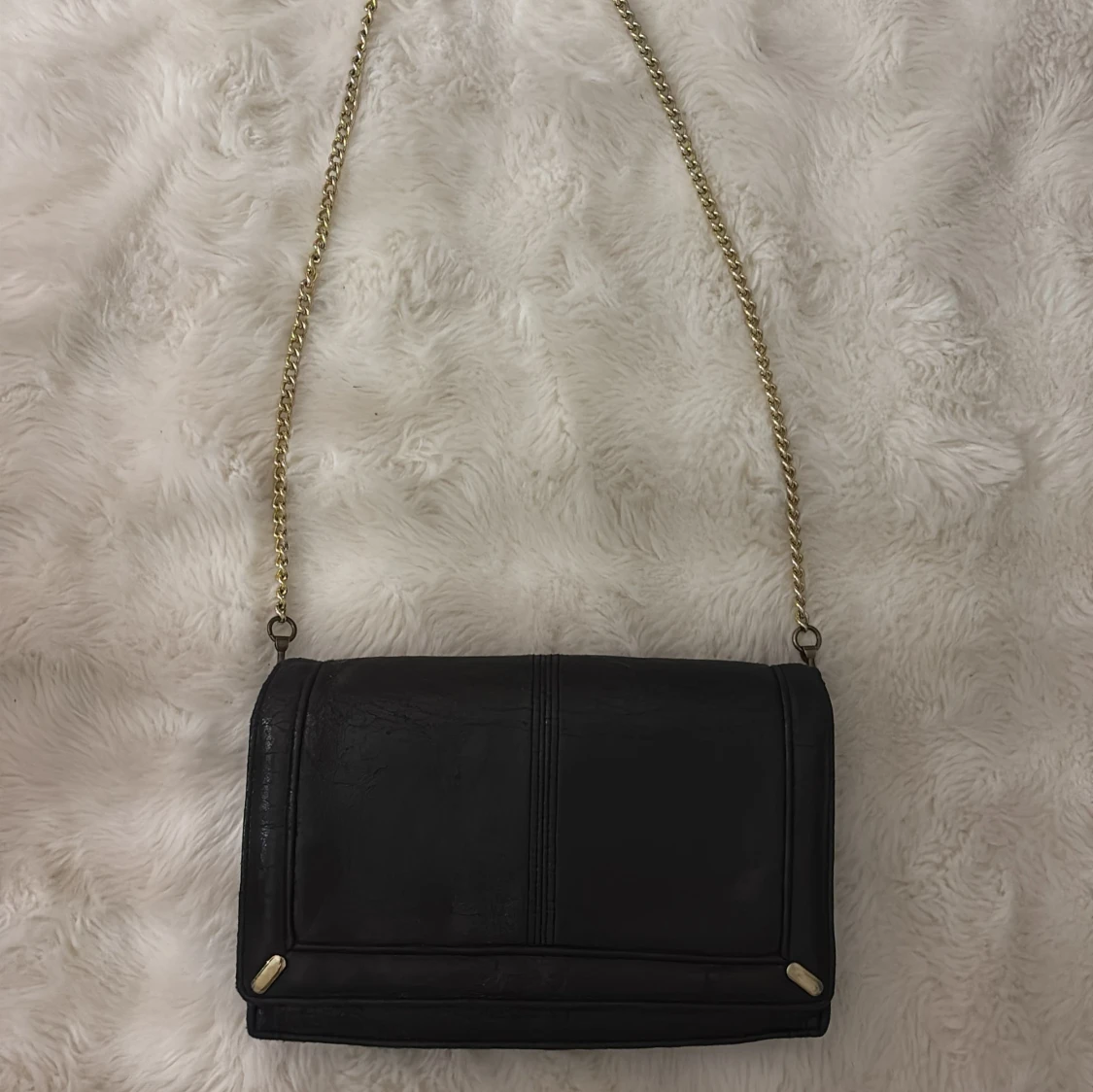Svart axelväska med guldkedja