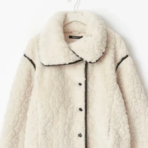 Vit teddyjacka från Gina Tricot - Supermysig teddyjacka i vit färg med svarta detaljer från Gina Tricot. Säljer då jag vill köpa en annan jacka💕 nypris 800kr