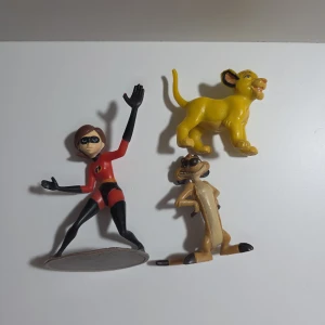 Toys - Disney Figurer Elastagirl från Incredibles, Timon och Simba från Lion King.   Elastagirl lutar sig framåt 45 grader, alltså står inte rak.   Tror vi fick dem som en del av bok+figur paket.   Djur-och rökfritt hem  #sarahalezerjawileksaker  #disney  #pixar  #elastagirl  #timon  #lionking  #simba  #julklapp  #julklapptips  #julkalender  #christmas