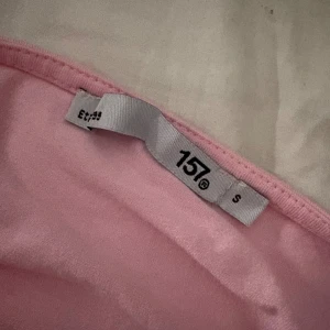 rosa t-shirt  - säljer en rosa t-shirt som är lös i halsen, är jätte skön i materialet och ingen tecken på andvändning, säljer för jag inte passar i rosa 💕