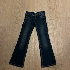 Jeans med vinge på fickan  - Jeans i bra skick från Gina 