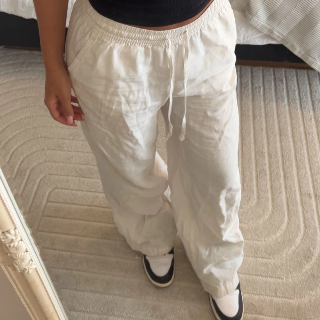 Vita linnebyxor med snörning