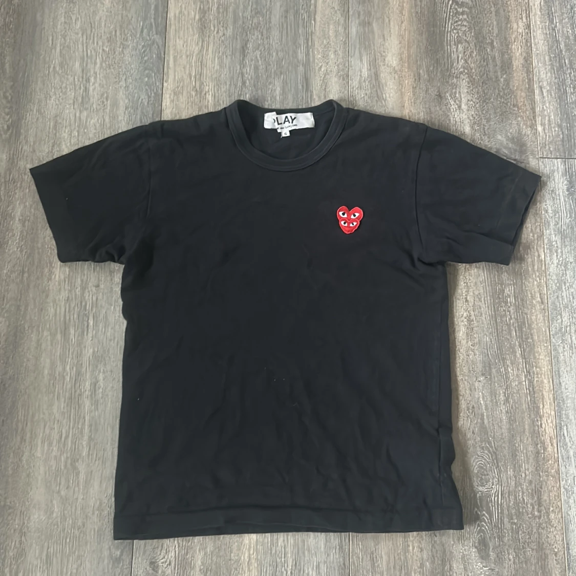 Svart t-shirt från Comme des Garçons Play