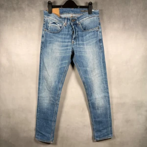 Dondup George  - - Dondup George — Storlek 30/30 — 9/10 - Bra skick utan skavanker — Inkluderat - Jeans — Retail 4000 — Modellen är 180cm, 65kg