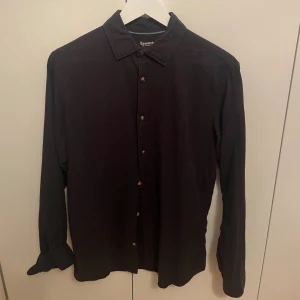 Svart skjorta - Stilren svart skjorta tillverkad i bomull och linne. Skjortan är näst intill oanvänd och i storlek xs. Säljer pga för liten. Hör av er vid funderingar, pris kan diskuteras!