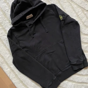  Hoodie Stone Island - Tvär fet Stone Island Hoodie! | Storlek M, men passar även S. | Givetvis Äkta! | Hör av dig vid fler frågor!🤠
