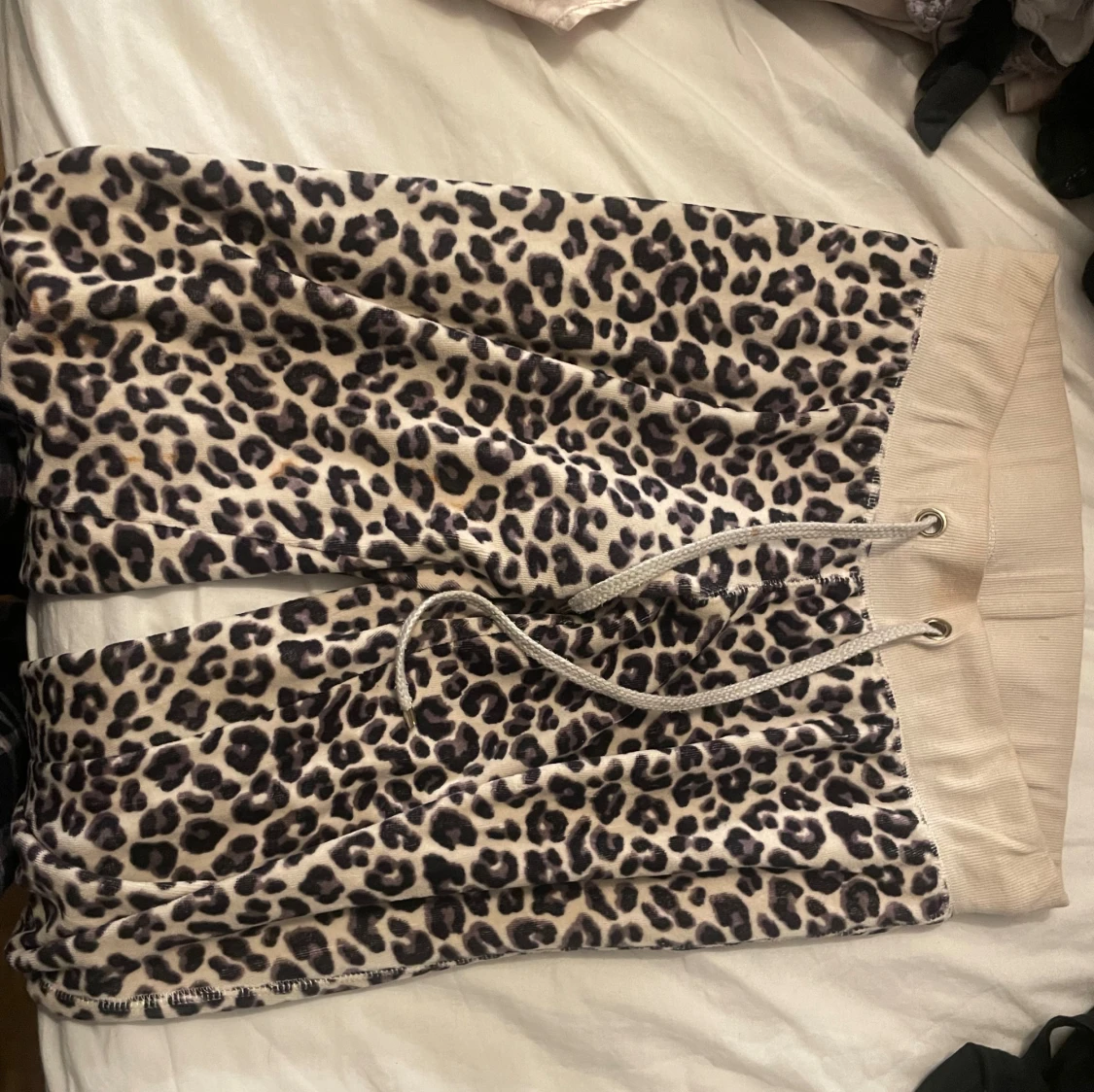 Leopardmönstrade mjukisbyxor i beige