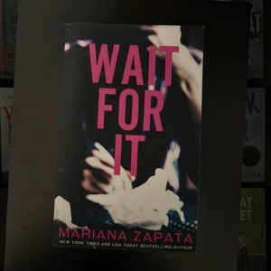 Wait For It - En modern roman av Mariana Zapata, perfekt för dig som gillar känslor, relationer och starka karaktärer. Boken är skriven av en New York Times och USA Today bästsäljande författare och passar dig som vill ha en gripande och romantisk läsupplevelse.