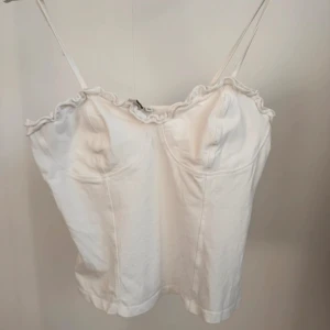 Vitt linne  - Vitt linne från Nelly, storlek M. Använd flertalet gånger och har vissa skavanker, se bilder. Annars i fint skick.