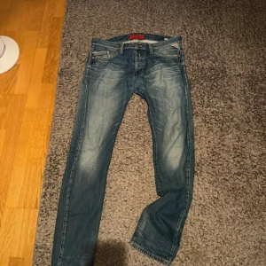 Replay  jeans, storlek 34 - Säljer mina replay jeans som jag inte längre använder, modellen heter waitom har jag för mig. 