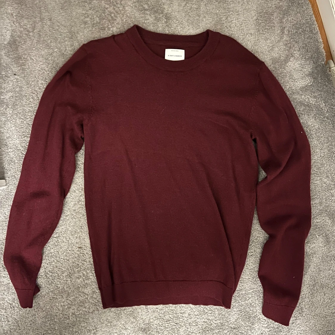 Vinröd tröja i merinoull A Day's March