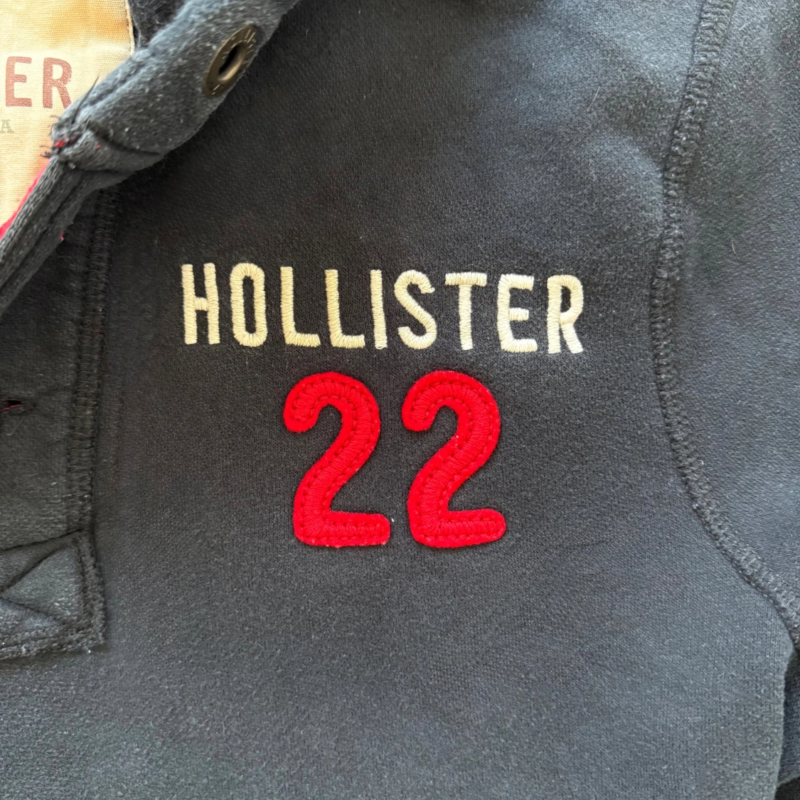 Svart hoodie från Hollister med tryck - 3