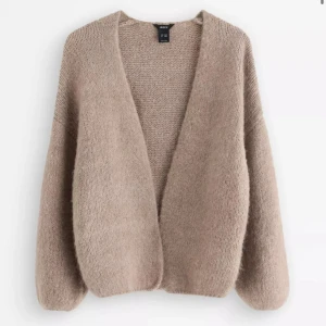 Populär Lindex Kofta - Super populär brun Lindex kofta, endast använt en gång så skulle säga att den är i nytt skick trots ingen prislapp! 🤎 därav inga defekter eller något likande, köptes för 400kr! Den är i storlek M/L men sitter mer som en S/liten M! Modellen på koftan är ju då lite mindre och armarna är lite kortare ( den är designad så! ) 🤎 som sagt, superskön och supergullig och fin! Säljs då jag inte hittar tillfälle och använda den!😢🤎mycket eftertraktad!🤎🙌🏼