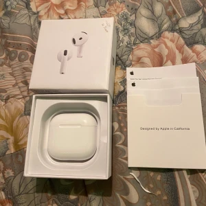 AirPods 4 - Säljer ett par Apple AirPods 4 i originalförpackning, den är korret äkta Aipods 4, den funkar utan något fel alls , jag har haft den i fem månader, jag har alltid använt skyddskål så det finns inga repor eller skador i dem , den funkar utan något konstigthet hör av er vid intresse, kan diskutera priset lite grann om vi kommer överens.