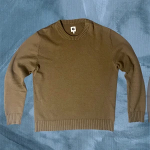 Olivgrön stickad tröja  - Tvärsnygg olivgrön stickad tröja från PrettyGreen med rundad hals och ribbade muddar vid ärmslut och nederkant. Tröjan har en clean look och är perfekt för dig som gillar enkel och stilren design. Materialet är mjukt och skönt mot huden. Perfekt passform för den som normalt bär L.