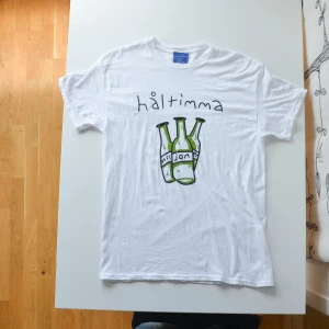 ”Håltimma” Vit T-Shirt - Vit t-shirt med ”håltimma” tryck | 100% Bomull | Tryckt i Stenugnsund | Storlek XL, finns i andra storlekar på vår profil